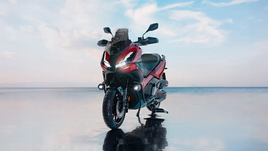 Elölről készült háromnegyedes felvétel a Honda ADV350 modellről vízparti helyszínen.