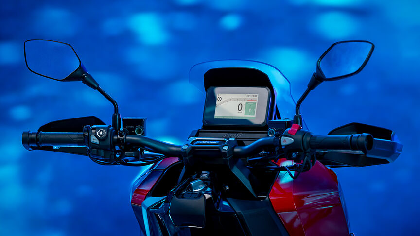 Elölről készült háromnegyedes felvétel a Honda ADV350 modellről vízparti helyszínen.