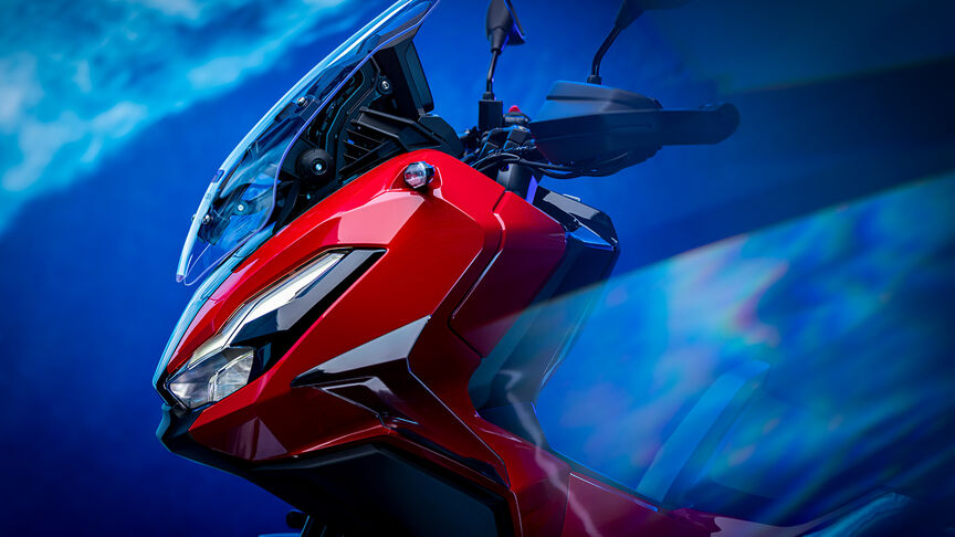 Elölről készült háromnegyedes felvétel a Honda ADV350 modellről vízparti helyszínen.