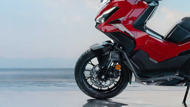 Közeli felvétel a Honda ADV350 hátsó kerekéről.