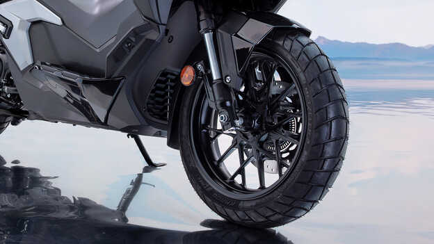 Közeli felvétel a Honda ADV350 első kerekéről. 