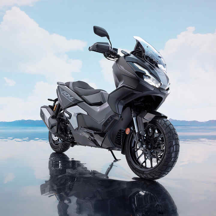 Elölről készült háromnegyedes felvétel az ADV350 Special Edition modellről tengerparti környezetben.