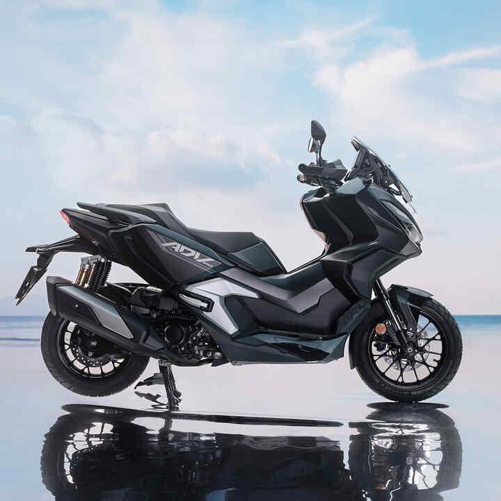 Oldalról készült felvétel a Honda ADV350 modellről tengerparti környezetben. 
