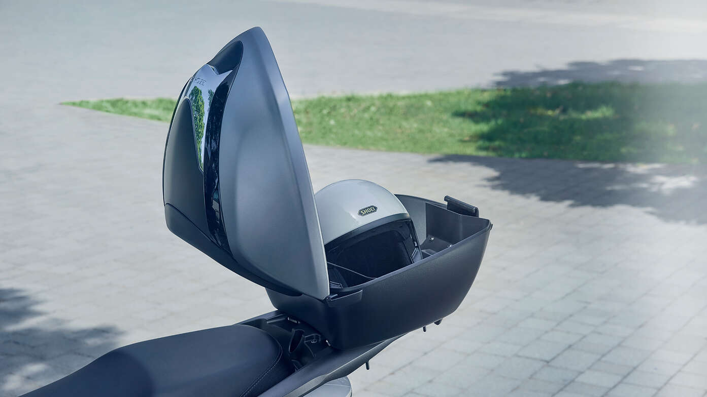 Közelkép a Honda CUV e: motorkerékpár 45 literes Smart Top Box hátsó dobozáról.