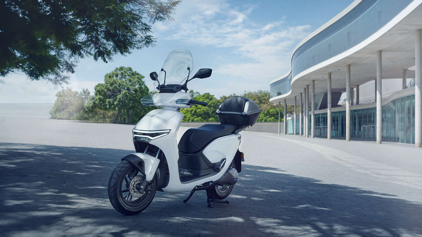 Honda CUV e: motorkerékpár képernyőjét ábrázoló kép; a jármű egy városi helyszínen parkol.