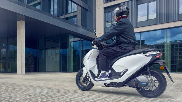 Honda CUV e: motorkerékpárt vezető fotómodell az egyszerű tolatási asszisztens használata közben.