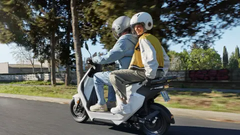 Honda EM1 e: motorossal és utassal, a távolba halad