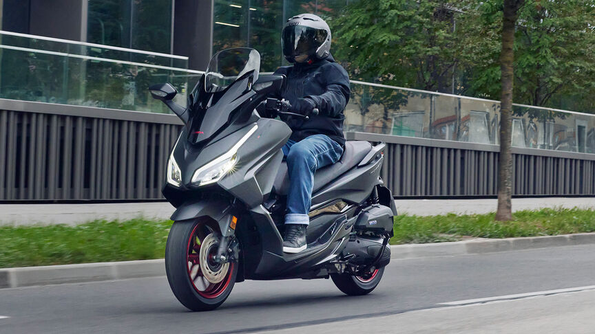 Honda Forza 125 menet közben az úton.