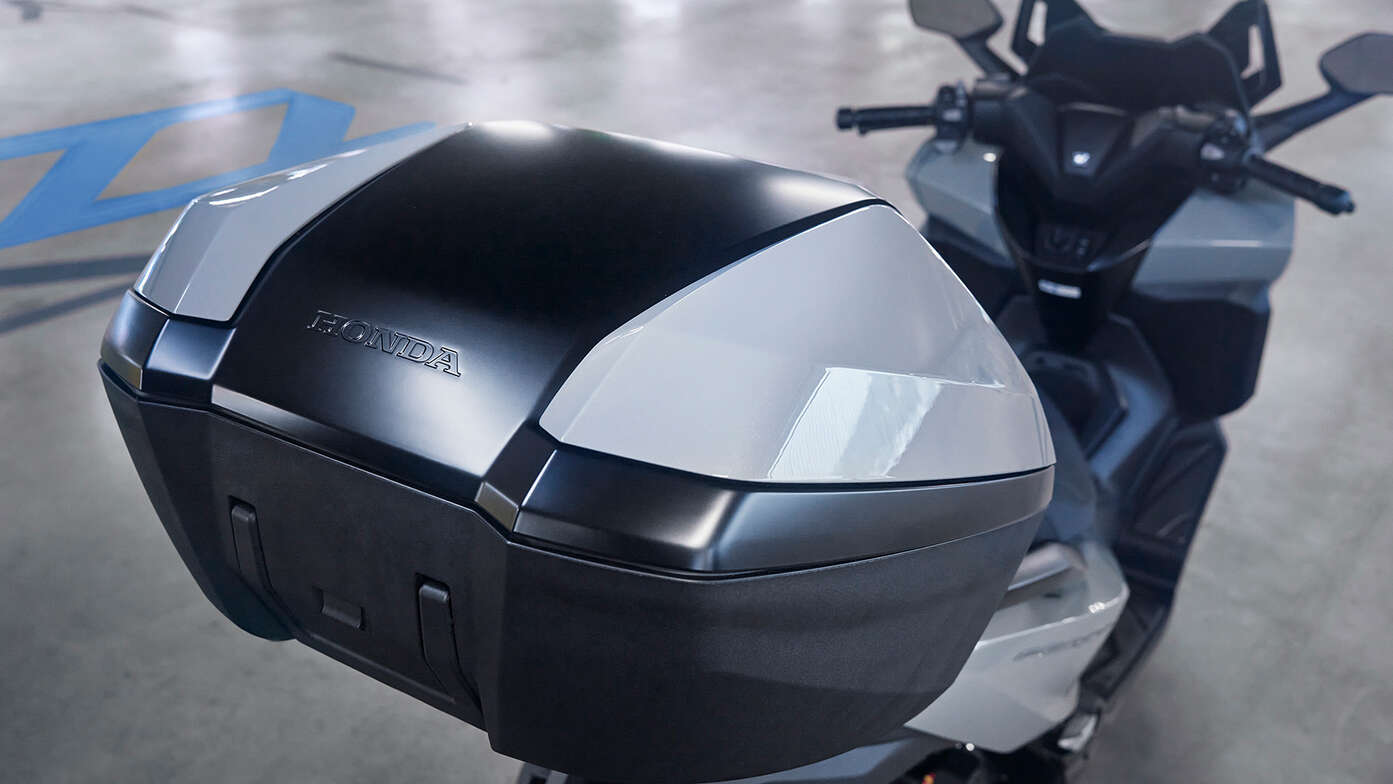 Honda Forza 350 45 literes smart top box.