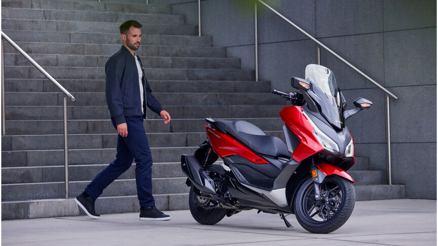 Honda Forza 350 lépcsők előtt, modellel 