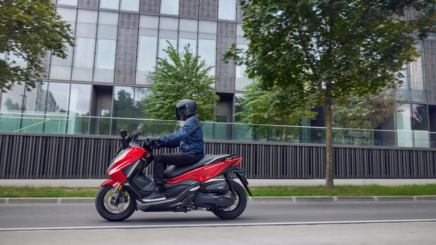 Honda Forza 350 lépcsők előtt, modellel 