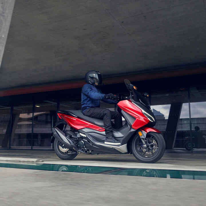 Honda Forza 350 menet közben készített videó képkockája