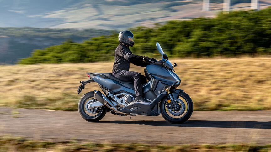 A Forza 750 városi környezetben, a nyergében motorossal