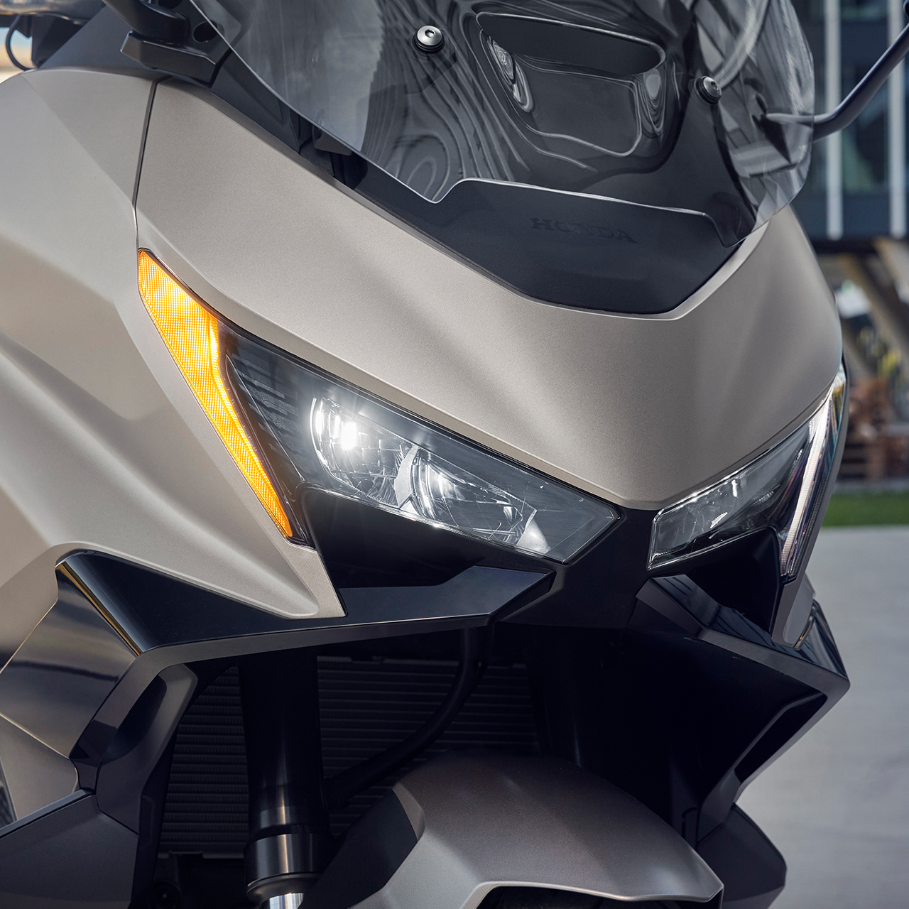 Közelkép a Forza 750 motorkerékpár erős fényű lámpáiról