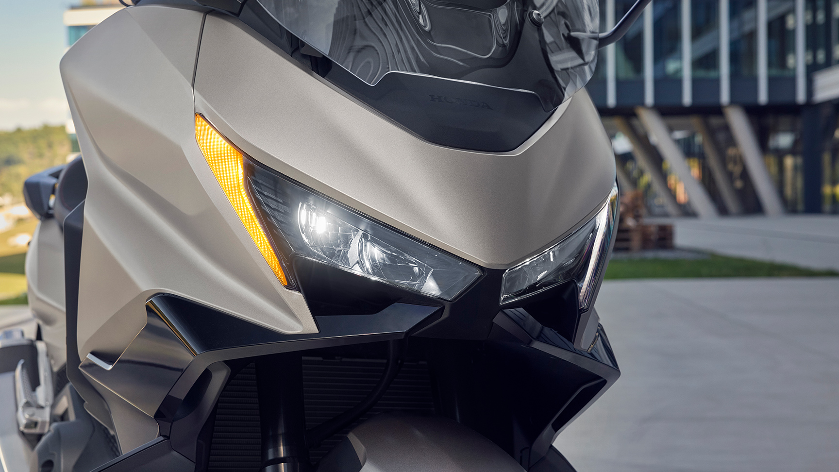 Közelkép a Forza 750 motorkerékpár erős fényű lámpáiról