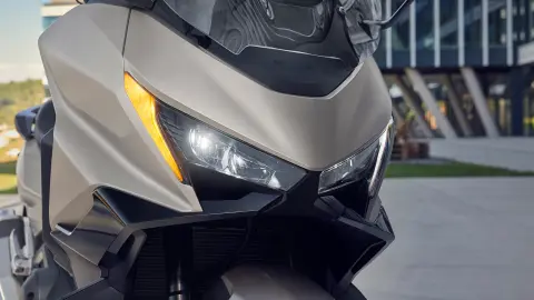 Közelkép a Forza 750 motorkerékpár erős fényű lámpáiról