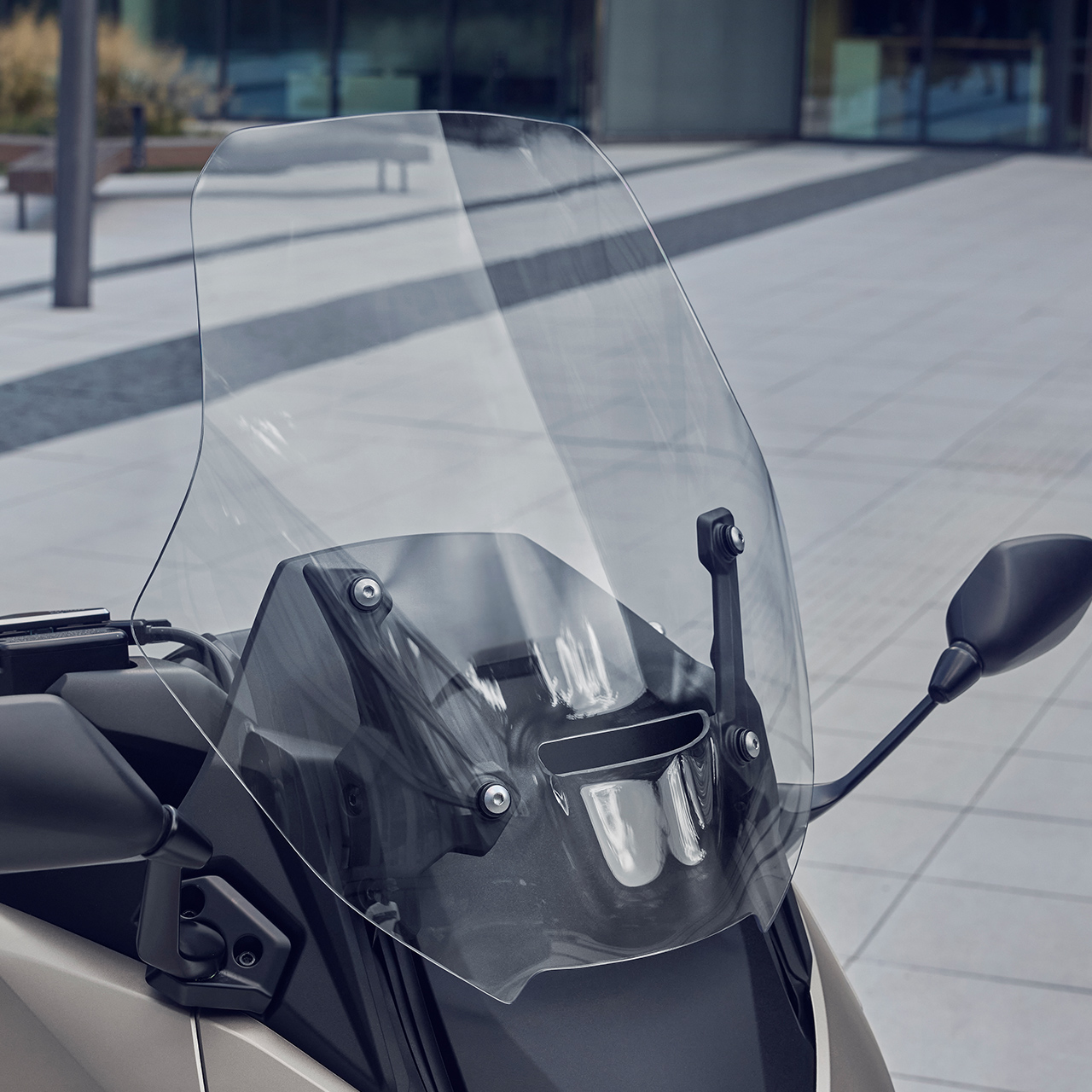 Közelkép a Forza 750 motorkerékpár elektromos szélvédőjéről