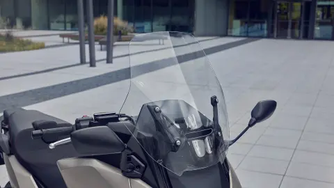 Közelkép a Forza 750 motorkerékpár elektromos szélvédőjéről
