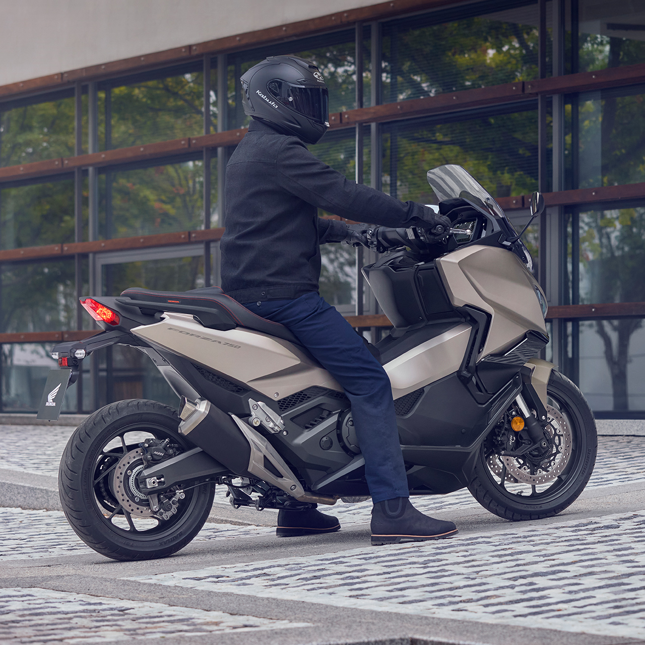 Forza 750 motorkerékpár egy utcán parkolva.