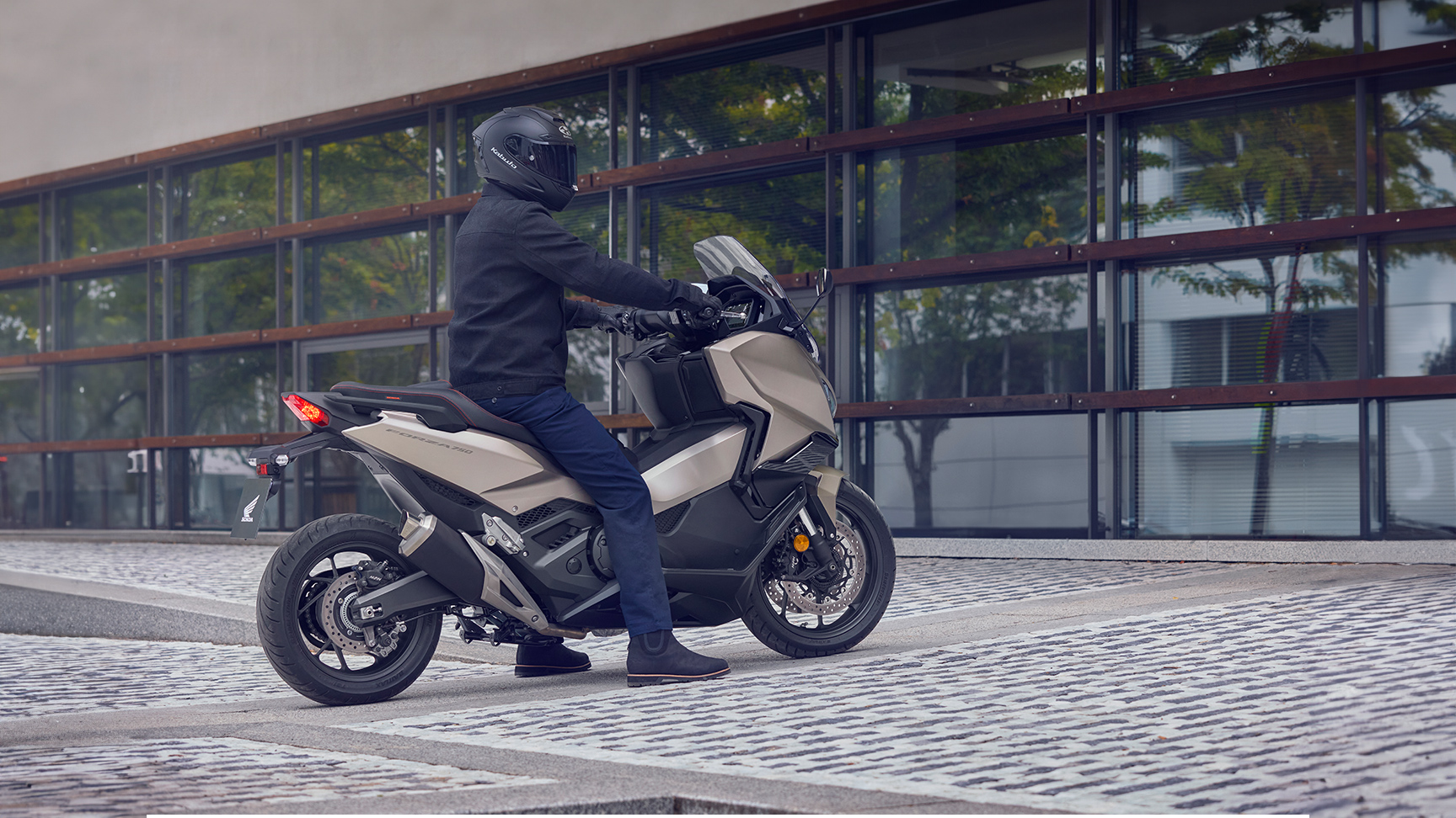 Forza 750 motorkerékpár egy utcán parkolva.