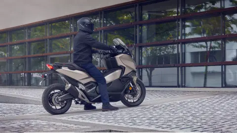 Forza 750 motorkerékpár egy utcán parkolva.