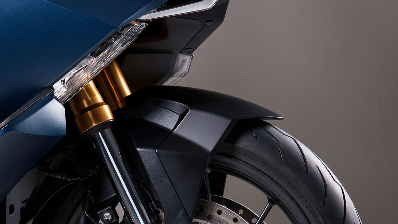 Forza 750, sportos, a motorkerékpár-specifikációjú váz és felfüggesztés