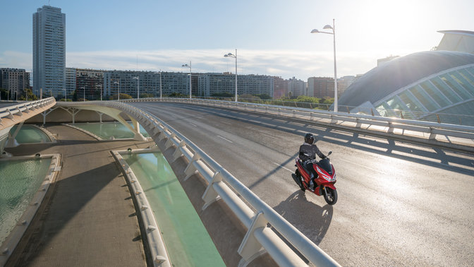 A Honda PCX125 városi motorozás közben.
