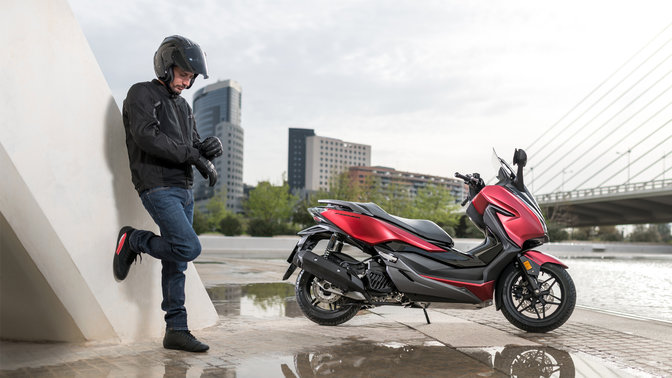 A Honda Forza városi környezetben parkolva.