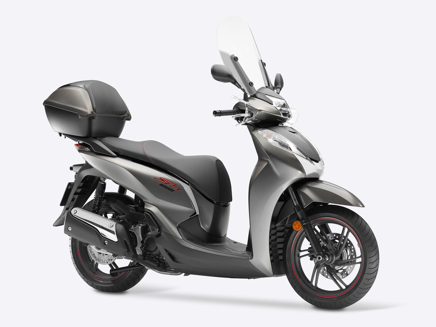 Honda SH300i elölről, túradobozzal, túraplexivel, háromnegyedes nézetben.
