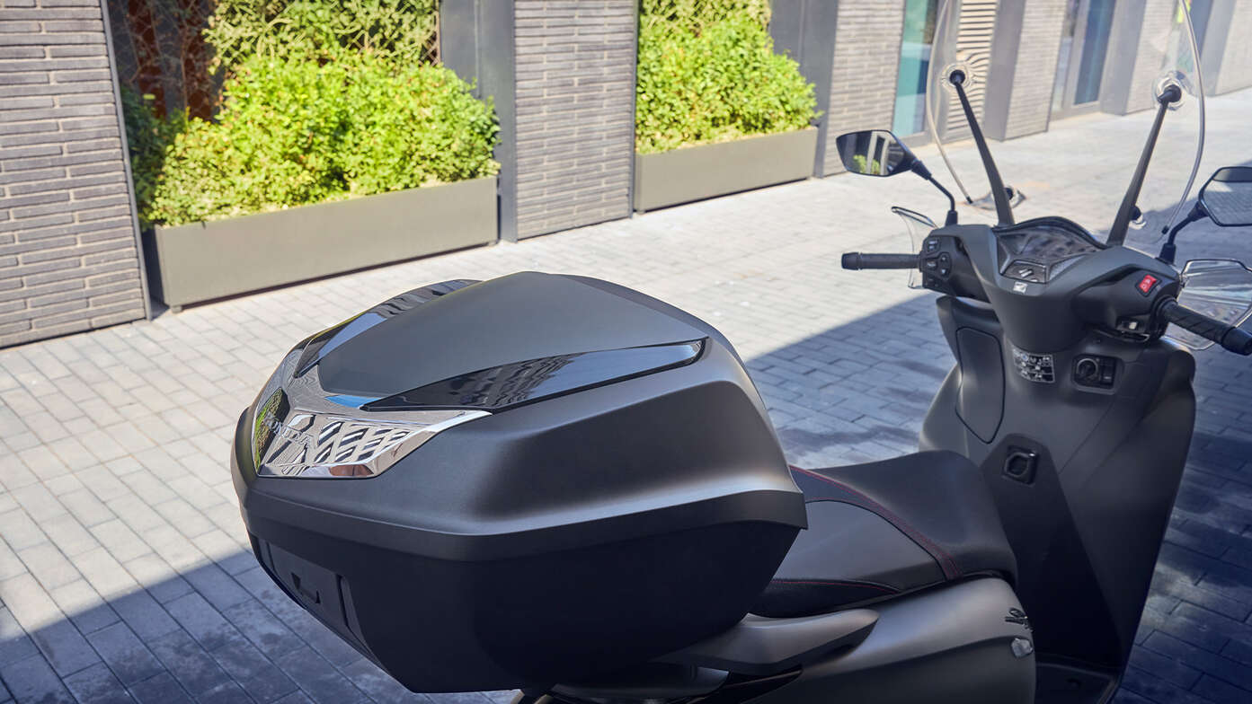 Közelkép a Honda SH350i Smart top boxáról.
