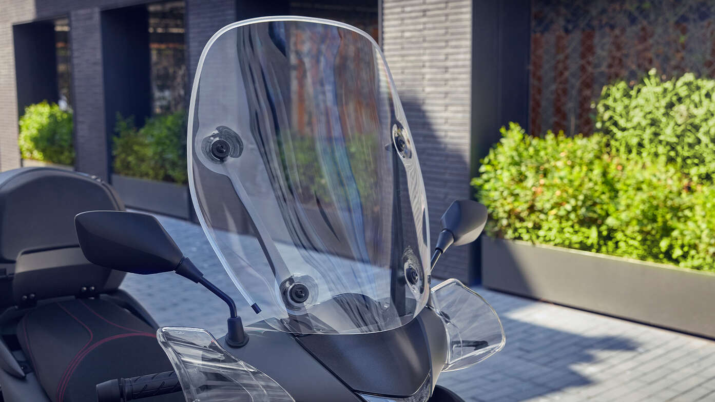Közelkép a Honda SH350i szélvédőjéről.
