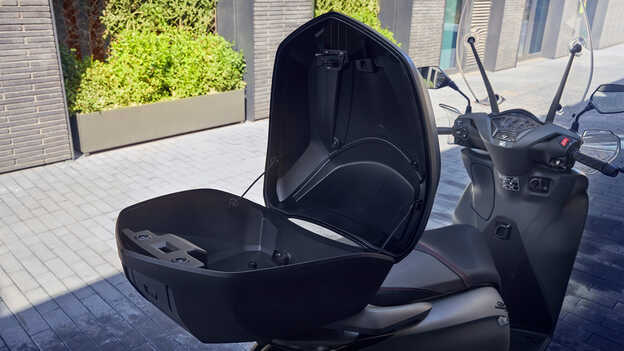 Közelkép a Honda SH350i nyitott Smart Top Box eleméről. 