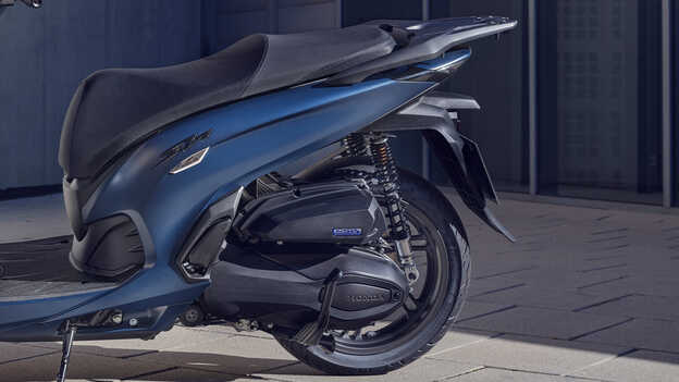 Közelkép a Honda SH350i motorjáról. 