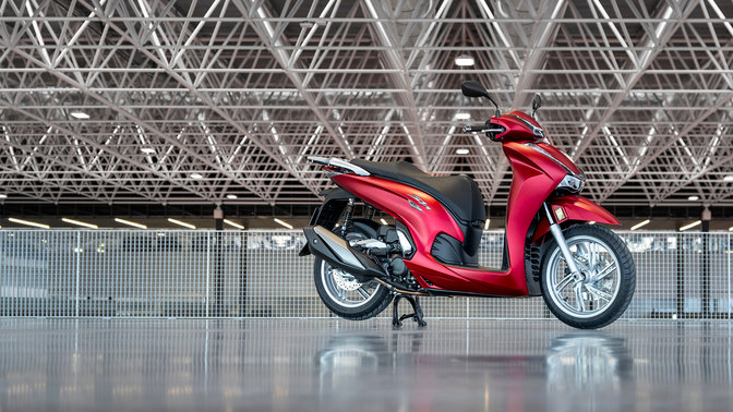Honda SH350i, jobb oldal, leparkolt helyzetben, piros motorkerékpár