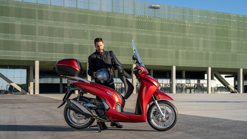 Honda SH350i, háromnegyedes, jobb elölről készült felvétel, motorossal, közúton, piros motorkerékpár