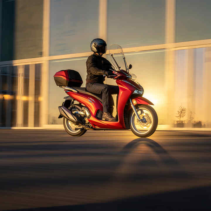 Dinamikus oldalsó felvétel a Honda SH350i modellről