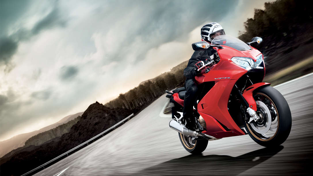 Honda VFR800F túramotor - közút - Victory Red fényezés - dinamikus