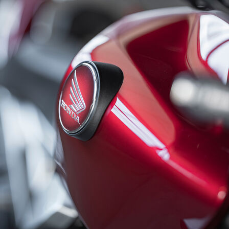 Közelkép a Honda CB1000R üzemanyagtartályáról