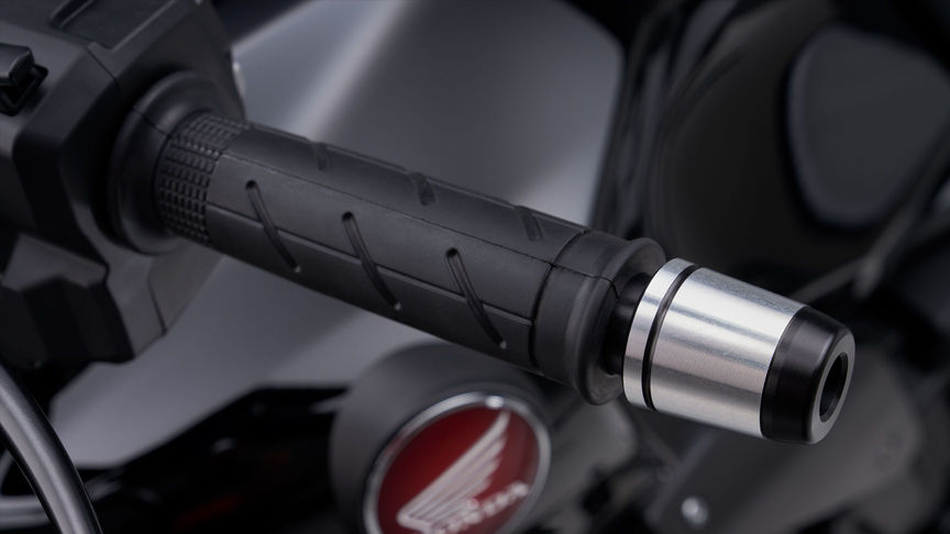 Háromnegyedes felvétel egy kiegészítőkkel felszerelt Honda CB1000R elejéről.