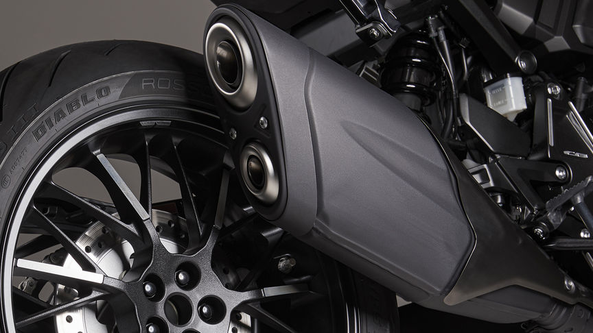 Honda CB1000R Black Edition, koromfekete kipufogó