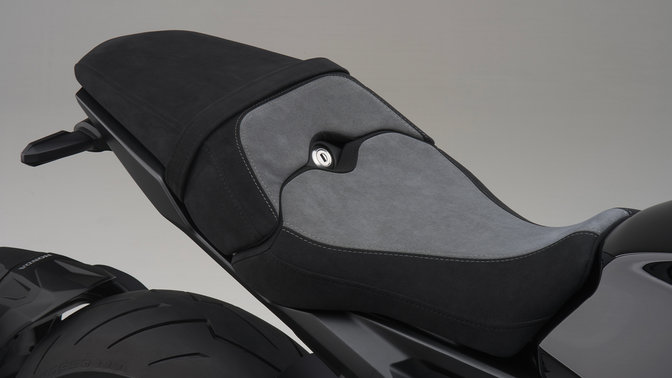 CB1000R Black Edition, ALCANTARA VEZETŐÜLÉS