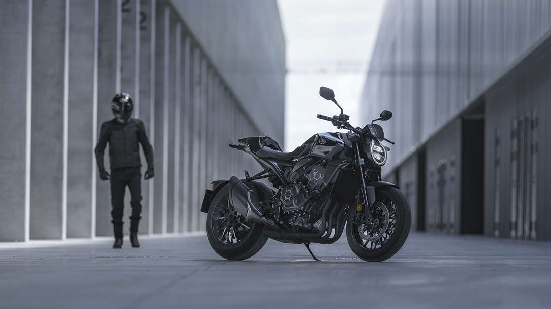 Honda CB1000R Black Edition – egy férfi áll a motor mellett az utcán, épületek között
