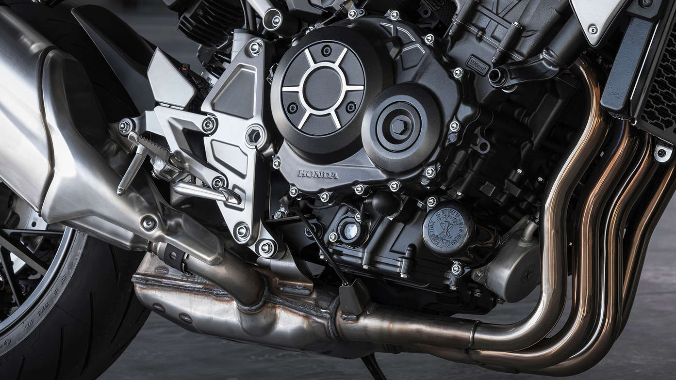 Honda CB1000R, Elképesztő teljesítményű soros, négyhengeres motor 