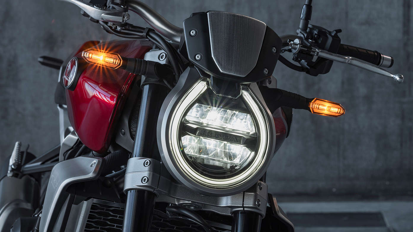 Honda CB1000R, Teljes fénnyel előre