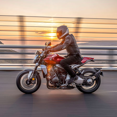 Honda CB1000R, bal oldal, motorossal, az úton, napfelkeltekor