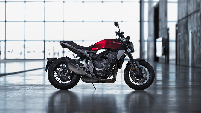 Honda CB1000R, jobb oldal, leparkolva, egy épület belsejében