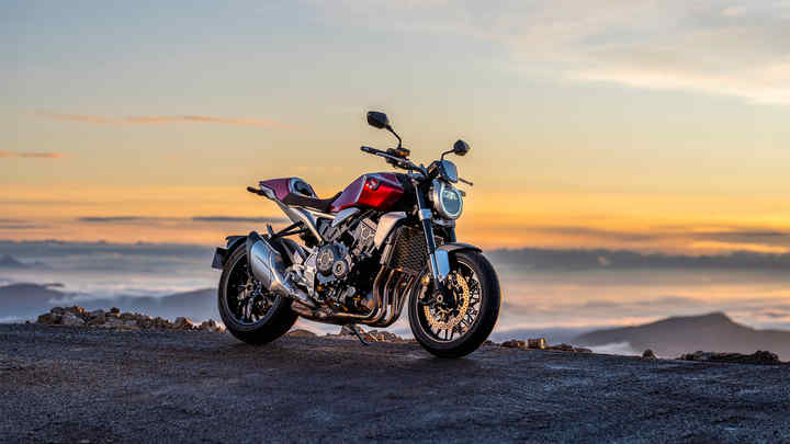 Honda CB1000R, háromnegyedes felvétel jobb elölről, leparkolva, a hegyek felett