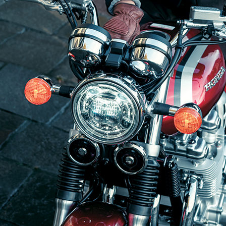 Közelkép a Honda CB1100 EX lámpáiról.