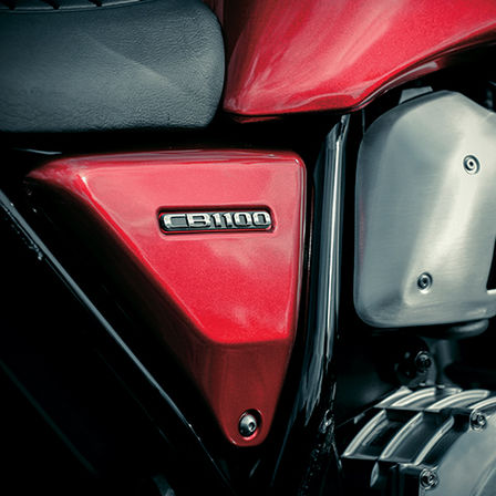 Közelkép a Honda CB1100 EX oldalidomjáról.