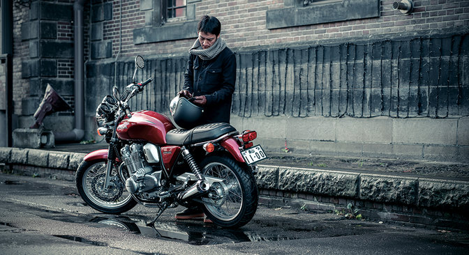 A Honda CB1100 EX hátulja pilótával, háromnegyedes nézetben.